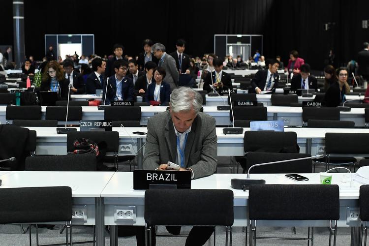 Brasilien var et af de lande, som forhindrede resultater fra klimamødet i Madrid. Den delegerede her venter på det afsluttende plenarmøde, der blev halvandet døgn fosinket. 
   Foto: Oscar del Pozo/Ritzau Scanpix