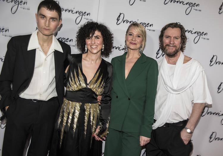 Premiere på filmen 'Dronningen' i marts måned. Trine Dyrholm ses sammen med instruktøren May el-Toukhy, og skuespillerne Magnus Krepper og Gustav Lindh.
   Foto: Mogens Flindt