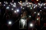 Folk protesterer i kølvandet på drabet på journalist Daphne Caruana Galizia, der i oktober 2017 blev dræbt af en kraftig bombe, der var placeret i hendes bil. Galiza var kendt for at lede efter oplysninger om økonomisk kriminalitet blandt højt placerede maltesere. Foto: Darrin Zammit Lupi/Ritzau Scanpix