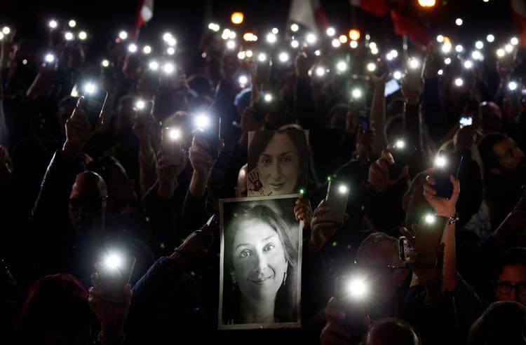 Folk protesterer i kølvandet på drabet på journalist Daphne Caruana Galizia, der i oktober 2017 blev dræbt af en kraftig bombe, der var placeret i hendes bil. Galiza var kendt for at lede efter oplysninger om økonomisk kriminalitet blandt højt placerede maltesere. Foto: Darrin Zammit Lupi/Ritzau Scanpix