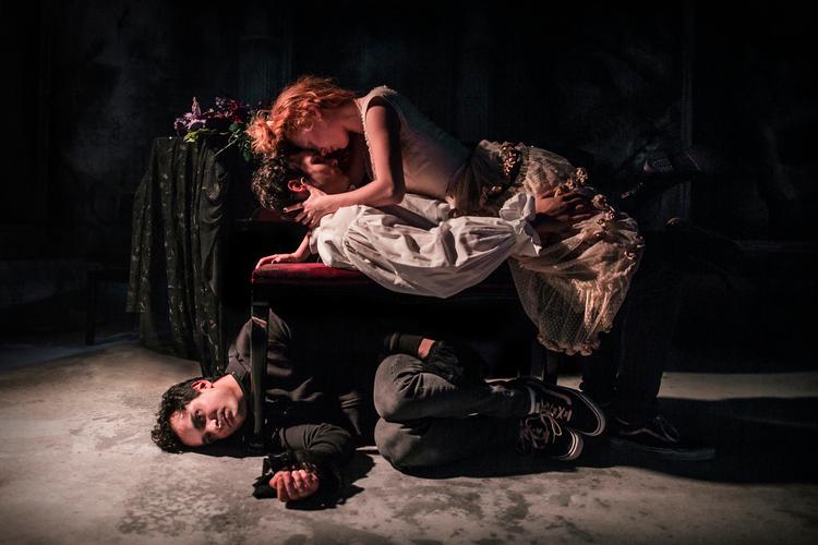 Lotte, Albert og Werther kæmper om kærligheden (Sara Viktoria Bjerregaard, Alexander Mayah Larsen og Simon Matthew (nederst). Foto: Zuhal Kocan