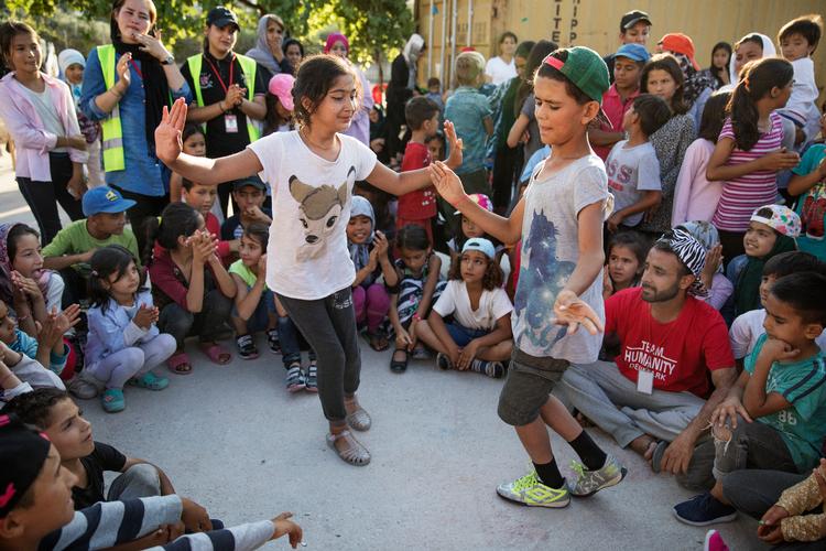 Migranter, der ankommer til den græske ø Lesbos, må normalt opholde sig under primitive forhold. I en periode drev danske frivillige centre for kvinder og børn, som på den måde kunne få lidt adspredelse. 
 Foto: Jacob Ehrbahn/POLFOTO