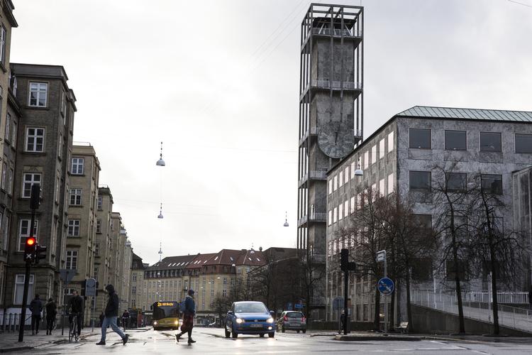 Det var her i Park Allé i Aarhus, at to børn lørdag eftermiddag blev efterladt. Politet er i gang med at større opklaringsarbejde for at finde ud af, hvad der er op og ned i sagen og ikke mindst, hvor børnenes forældre er.  Foto: Mikkel Berg Pedersen/Ritzau Scanpix