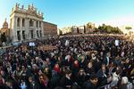 Omkring 35.000 mennesker mødte  i lørdags op på en plads i Rom for at støtte 'sardin-bevægelsen', der demonstrerer på gader og pladser i Italien i protest mod Matteo Salvini, der leder det højre-populistiske parti Lega. 
   Foto: Andreas Solaro/Ritzau Scanpix