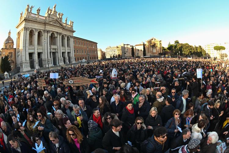 Omkring 35.000 mennesker mødte  i lørdags op på en plads i Rom for at støtte 'sardin-bevægelsen', der demonstrerer på gader og pladser i Italien i protest mod Matteo Salvini, der leder det højre-populistiske parti Lega. 
   Foto: Andreas Solaro/Ritzau Scanpix