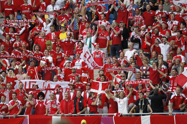 Sidst Danmark var til EM - i 2012 - var der masser af roligans på plads i Ukraine. Hvis de vil ind til de danske kampe i Parken ved sommerens slutrunde, skal de passe godt på ikke at blive snydt,lyder advarslen. Foto: Jens Dresling/POLFOTO