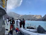 Dykkere gør klar til at lede efter de savnede efter vulkanudbruddet på White Island. To er endnu savnede, en 17-årig pige og en 40-årig mand.  Foto: New Zealand Police/Ritzau Scanpix