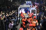 Redningsfolk transporterer en overlevende fra mineulykken lørdag ud i en ambulance. Minearbejderne har været fanget under jorden i 86 timer.   Foto: China Daily/Ritzau Scanpix