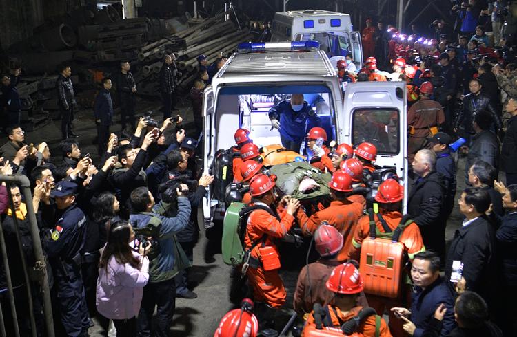 Redningsfolk transporterer en overlevende fra mineulykken lørdag ud i en ambulance. Minearbejderne har været fanget under jorden i 86 timer.   Foto: China Daily/Ritzau Scanpix