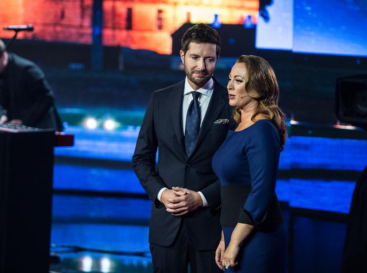 Journalist og forfatter Stéphanie Surrugue bliver fra tid til anden mødt af sexistiske og nedladende kommentarer.  Her optræder hun sammen med vært Kåre Quist.  Foto: Mogens Flindt/Ritzau Scanpix