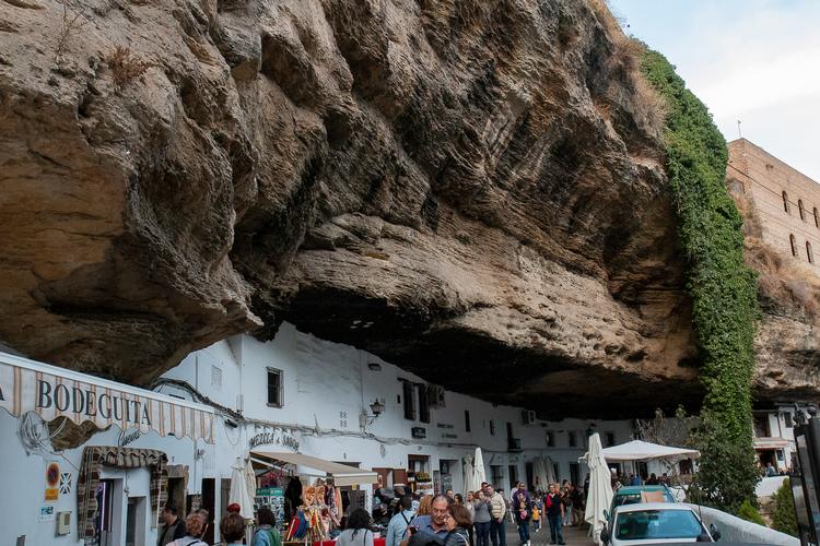 Calle Cuevas del Sol er den ene af byens to hovedgader, der løber langs floden, og hvor klippen danner naturligt tag over gaden. Foto: Karin Møller-Olsen