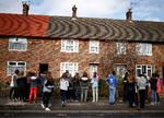 Når Storbritannien forlader EU, skal turister sikrer sig, at de er dækket af en rejseforsikring, hvis de som disse franske turister vil besøge Paul McCartneys barndomshjem i Liverpool.
  
   Foto: Phil Noble/Ritzau Scanpix