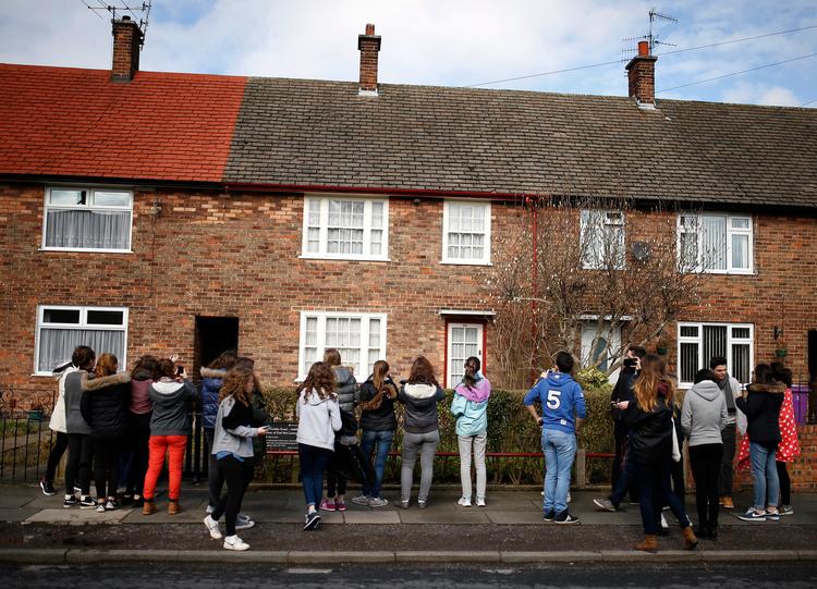 Når Storbritannien forlader EU, skal turister sikrer sig, at de er dækket af en rejseforsikring, hvis de som disse franske turister vil besøge Paul McCartneys barndomshjem i Liverpool.
  
   Foto: Phil Noble/Ritzau Scanpix