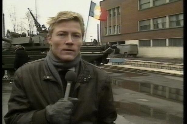 27. december foran 23.-august-fabrikken. Når Ceausescu kom på besøg skulle arbejderne stå ret. Foto: Skærmdump