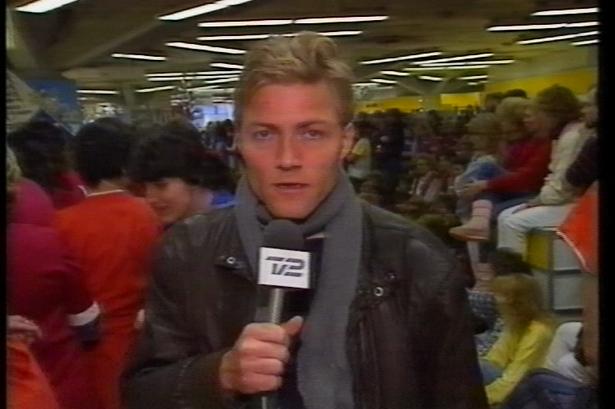 27. november. Ansatte i stormagasin Kotva deltager i 2-timers-strejken. De arbejder to timer ekstra en anden dag. Foto: Skærmdump