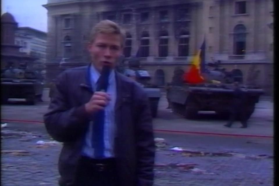25. december. Soldater bevogter bymidten mod Ceausescu-tro styrker. Natten forinden tilbragte Ole Retsbo under en seng. Foto: Skærmdump