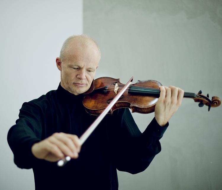 Thomas Zehtmair spiller Bachs musik stort, frit og personligt efter at have levet med den i mange år. Foto: Julien Mignot