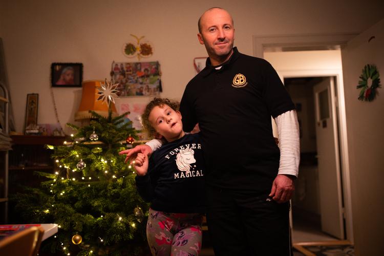 Hjemme hos Mohamed Derbel fylder julen meget. Hvert år køber han og hans datter et juletræ og pynter fint op.  Foto: Andreas Merrald/POLFOTO