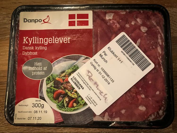 Et årskort på et leje af frossen kyllingelever  som en stille protest mod kulden i det moderne statussamfund.  Foto: Per Munch