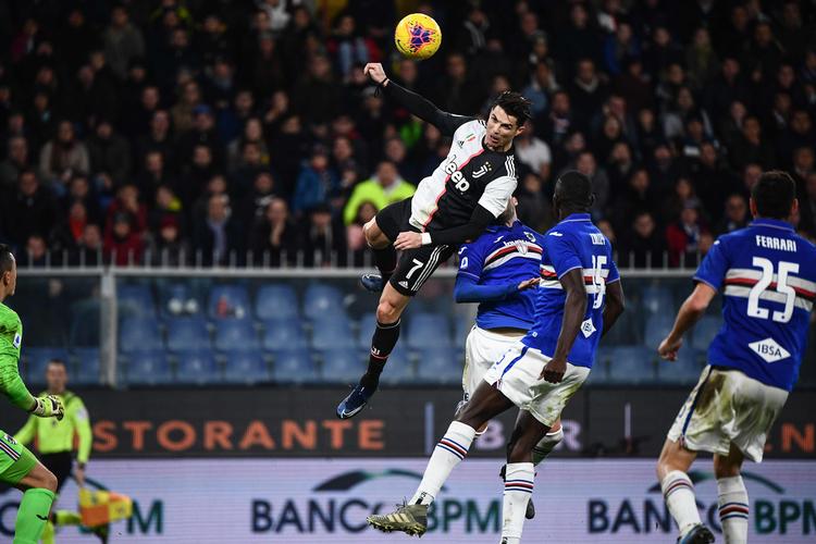 Juventus-stjernen Cristiano Ronaldo kunne efter et oplæg fra Alex Sandro onsdag aften mod Sampdoria atter demonstrere sin imponerende hovedstødteknik, og det skaffede holdet tre point til tabellen, hvor Ronaldo & Co. er tophold.   Foto: Marco Bertorello/Ritzau Scanpix