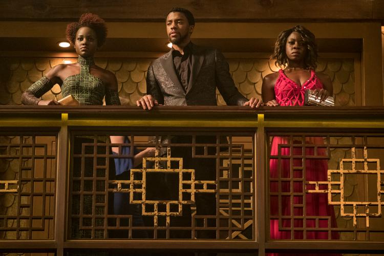'Black Panther' er blandt de mest indtjenende film nogensinde. På billedet ses (f.v.) skuespillerne  Lupita Nyong'o, Chadwick Boseman og Danai Gurira. Foto: Matt Kennedy/Ritzau Scanpix