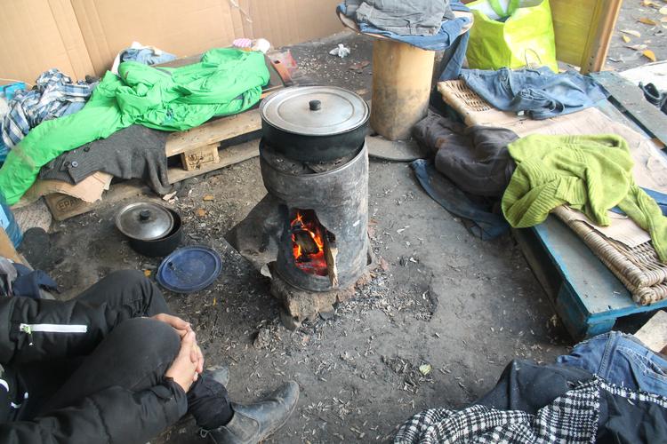 Nogle afviste asylansøgere har lavet et komfur af en lille sort olietønde. Foto: Cecilie Patscheider
