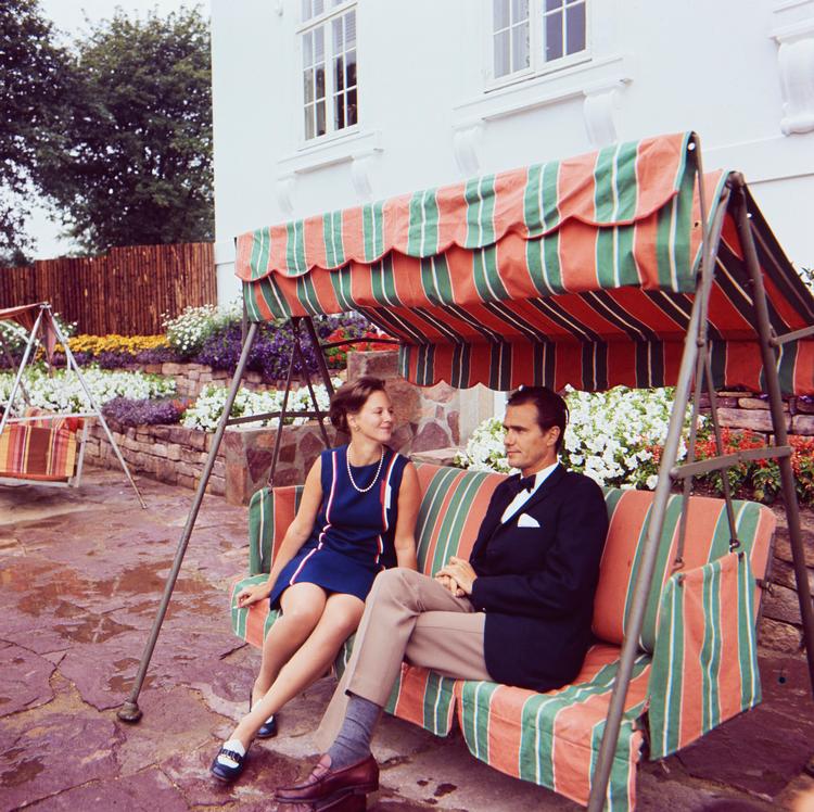 Henrik og Margrethe ses her i haven bag Marselisborg i 1968. Fotograf Steen Jacobsen har fanget et af den slags øjeblikke, der får 3,1 kg royal lir til at give mening. 
   Foto: Steen Jacobsen/Ritzau Scanpix
