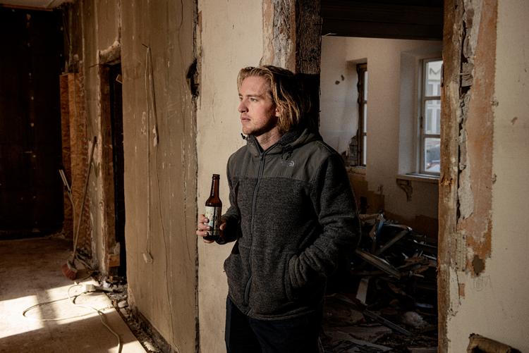  Philip Hulgaard står bag det nye bryggeri Åben, der blev kåret som 'Årets Danske Bryggeri 2019' og er til at lave Copenhagen Beer Week. 
   Foto: Casper Dalhoff/Casper Dalhoff