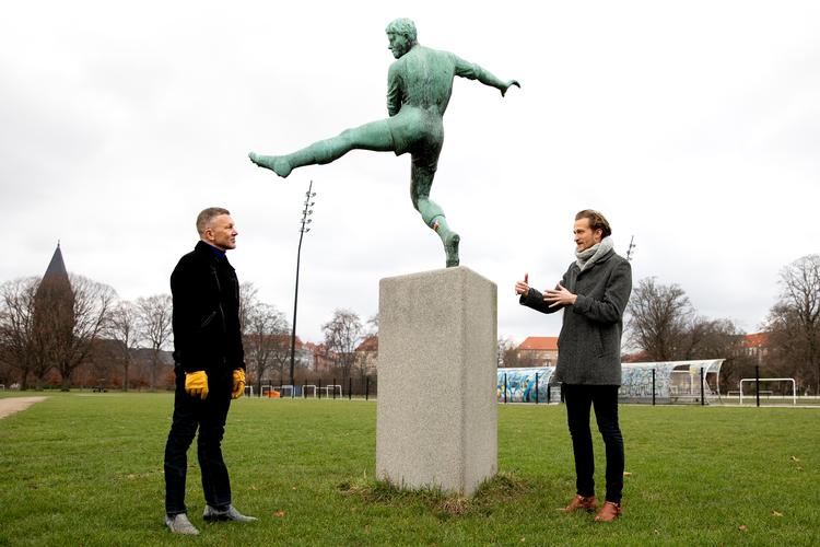   Anders Lindegaard (th.), der har levet millionærlivet i engelsk fodbold, og journalist Christian Mohr Boisen (tv.) retter i et essay et kritisk blik på de groteske forskelle mellem rig og fattig i et Brexit-ramt England. Foto: Finn Frandsen