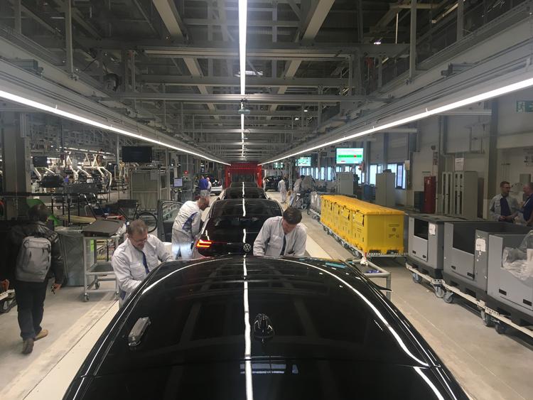 På montagebånd samler arbejdere den nye ID.3 hos Volkswagen i Zwickau i delstaten Sachsen. Virksomheden håber, den vil blive den elektriske æras VW Golf.  Foto: Jesper Thobo-Carlsen