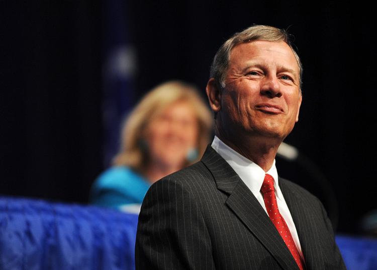 Højesteretspræsident John Roberts og den amerikanske præsident Trump har tidligere været oppe at toppes, og når rigsretssagen begynder i Senatet, er der lagt op til flere konfrontationer mellem den diskrete dommer og den frembusende præsident.  Foto: Faith Ninivaggi/Ritzau Scanpix