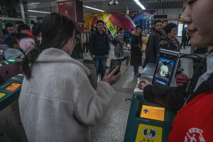 Genkendt! Ved metrostationen i Zhengzhou er der installeret et ansigtsgenkendelsessystem. Et af verdens største overvågningssystemer er nu rettet direkte mod almindelige mennesker i Kina. Foto: Gilles Sabrié/Ritzau Scanpix
