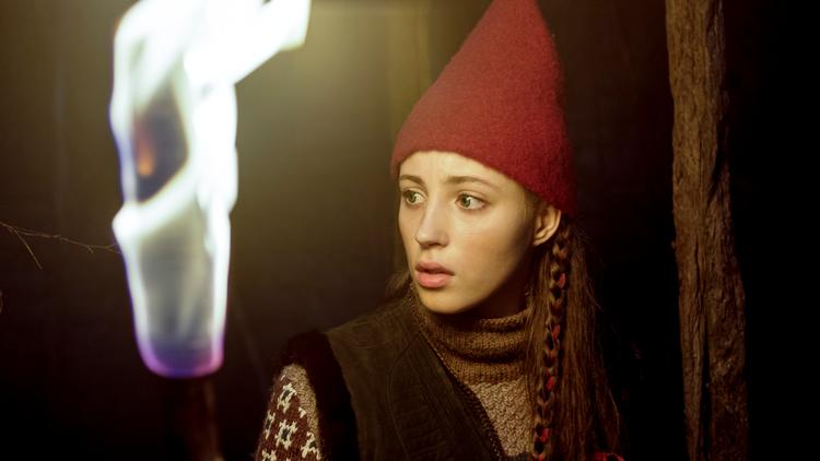 Tinka, der spilles af Josephine Højbjerg, kæmper bravt i sin kamp for at vinde retten til nissetronen.  Foto: Cosmo Film / TV 2