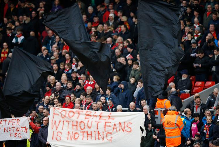 
Afstanden mellem de engelske fans og deres klubber vokser. Alene billetpriserne er steget så markant, at det er svært for en lokal fan at betale. Det har ført til mange protester blandt Premier League-klubbernes fans.
   Foto: Phil Noble/Ritzau Scanpix