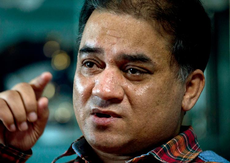 Den 50-årige økonom Ilham Tohti har siddet i fængsel siden 2014, og ingen har hørt fra ham i to år. Derfor var det hans datter, der onsdag modtog Europa Parlamentets Sakharov-pris på hans vegne.  Foto: Andy Wong/Ritzau Scanpix