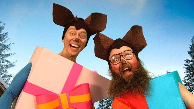 I 'Onkel Rejes julefis' begynder hver episode med, at Onkel Reje (Mads Geertsen) slår en prut, og så skal han og Brille (Brian Lykke) vurdere, hvad den lugter af i dag. Framegrab  DR