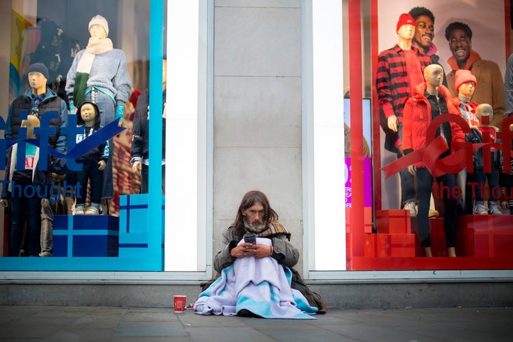 
Antallet af hjemløse i de store engelske byer er enormt og afspejler et samfund, hvor de rige blivere rigere, mens dem kun har lidt bliver flere.
   Foto: Tolga Akmen/Ritzau Scanpix