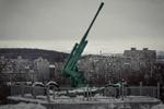 Ved et af de mange monumenter for faldne soldater står en gammel antiluftskytskanon og erindrer om, at Murmansk ikke bare handler om kul, olie og gas, men i høj grad også om militære installationer. Ruslands tungt atombevæbnede Nordflåde har hovedkvarter få kilometer fra byen. Foto: Nima Taheri/POLFOTO