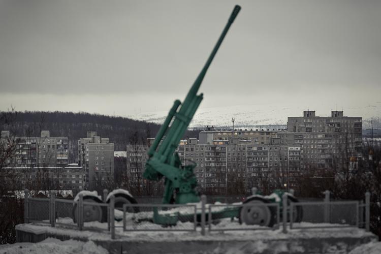 Ved et af de mange monumenter for faldne soldater står en gammel antiluftskytskanon og erindrer om, at Murmansk ikke bare handler om kul, olie og gas, men i høj grad også om militære installationer. Ruslands tungt atombevæbnede Nordflåde har hovedkvarter få kilometer fra byen. Foto: Nima Taheri/POLFOTO