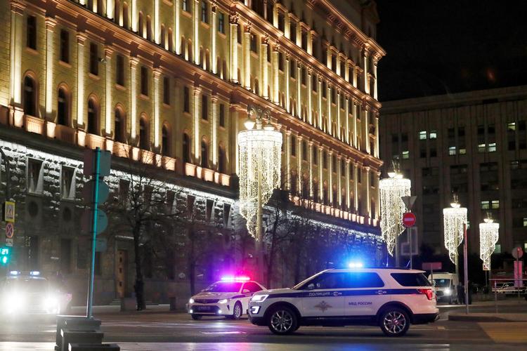 Politiet har afspærret et område omkring FSB-tjenestens bygning i Moskva efter en skudepisode, hvor en gerningsmand er blevet 'neutraliseret'. Foto: Shamil Zhumatov/Ritzau Scanpix
