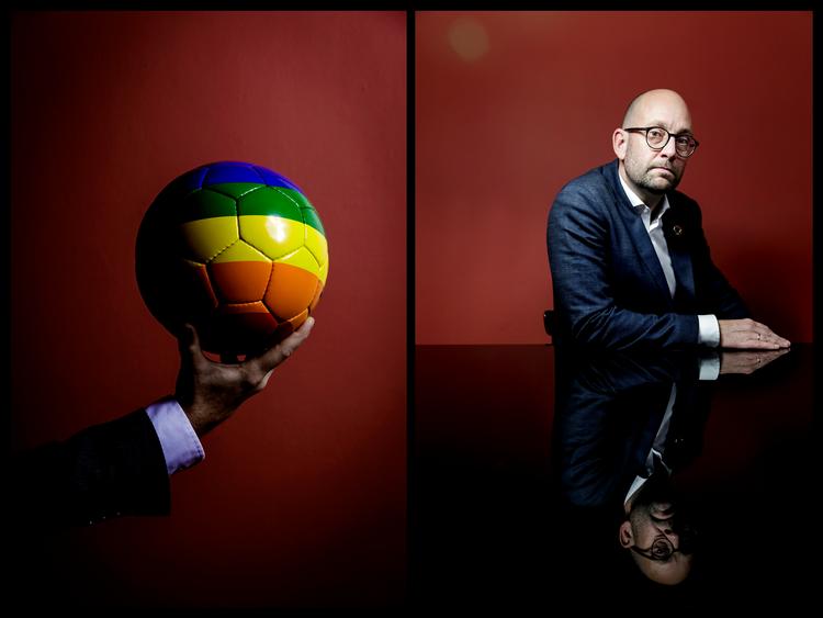 Rasmus Prehn har regnbuebolden liggende på sit kontor som en synlig påmindelse om, at idrætten skal kunne favne alle.  Foto: Mads Nissen/POLFOTO