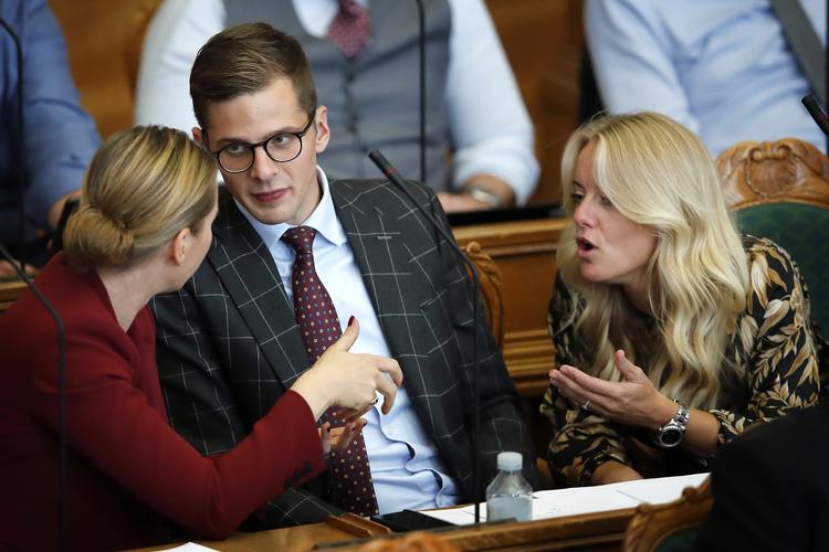Mette Frederiksen (S), Alex Vanopslagh (LA) og Pernille Vermund fra Nye Borgerlige kan få travlt på den sidste dag inden jul.  Foto: Jens Dresling/POLFOTO