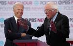 Joe Biden griner, mens Bernie Sanders taler ved nattens dagens debat mellem de demokratiske præsidentkandidater. Foto: Mike Blake/Ritzau Scanpix