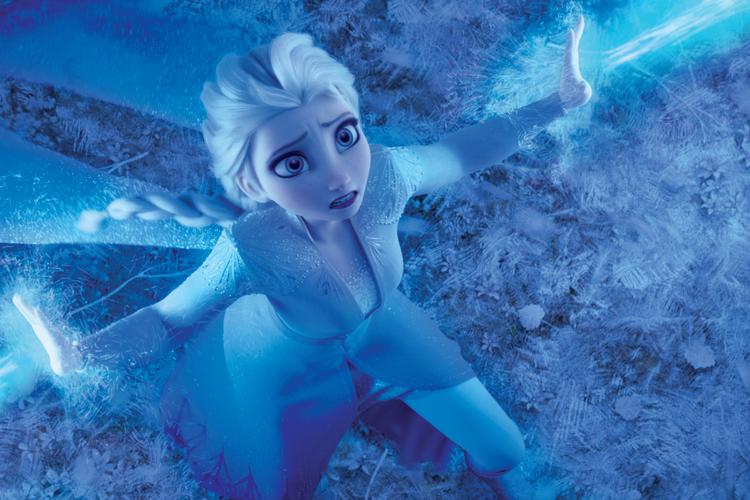 Elsa får det først godt med sig selv, da hun slår håret ud og bliver smuk og sexet. Men er det nu også udtryk for, at hun retnt faktisk giver pokker i normere, anfører kritikerne? Foto: Disney Pictures/Walt Disney Animation Studios