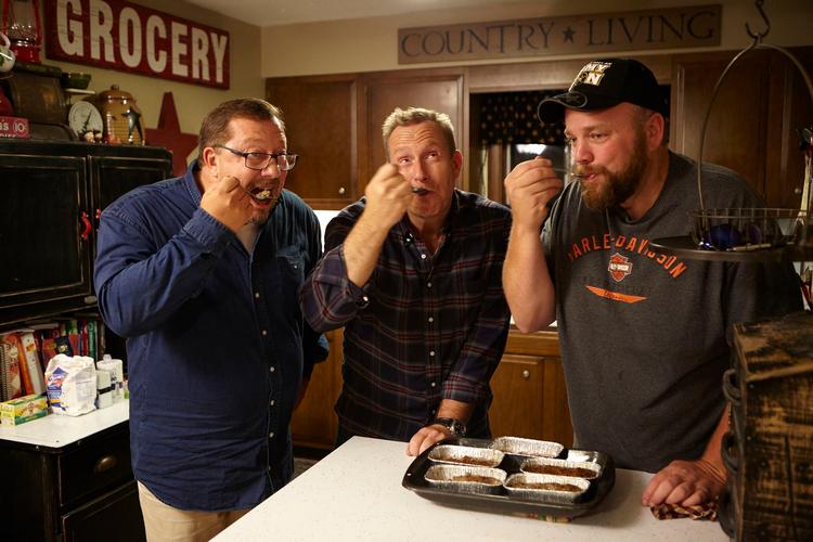 Nam. Borgmester Stan Jens serverer leverpostej lavet med sød, kondenseret mælk. Foto: DR 