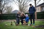 
Sidsel og Alen Domazet er ofte ved Marlons gravsted. De har altid et fyrfasdslys med, som de tænder, når de er der. Marlons to søstre, Vega (tv) og Naomi (th) er ofte med.
   
   Foto: Andreas Merrald/POLFOTO