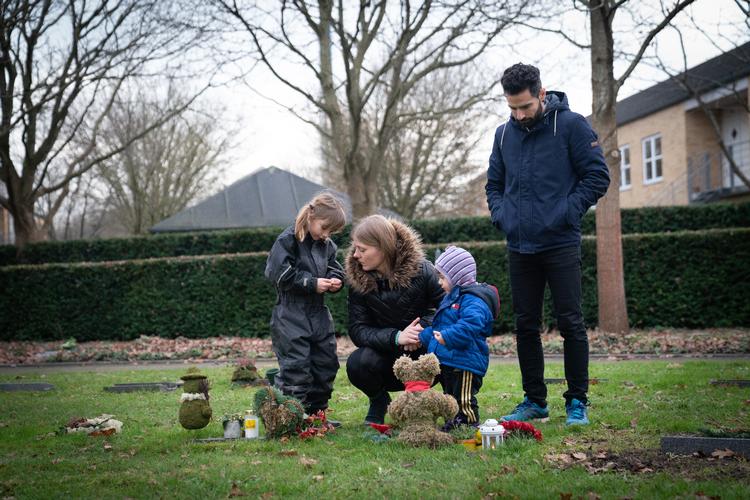 
Sidsel og Alen Domazet er ofte ved Marlons gravsted. De har altid et fyrfasdslys med, som de tænder, når de er der. Marlons to søstre, Vega (tv) og Naomi (th) er ofte med.
   
   Foto: Andreas Merrald/POLFOTO