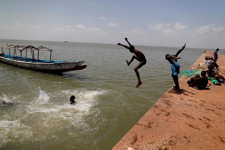 Vestafrikanske Gambia er et af de lande, hvor 17 procent af arbejdstagerne er afhængige af turister, som i alt står for en femtedel af bruttonationalproduktet. Foto: Zohra Bensemra/Ritzau Scanpix