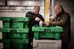 Når Søren Gade er i Danmark, slår han ofte et smut forbi havnen i Hvide Sande og får en fisk med hjem. Og en snak med Jens Nicolai Vejlgaard, som er formand for Venstre i region Midtjylland. 

   Foto: Martin Lehmann/POLFOTO