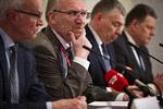 Peder Larsen - nummer to fra venstre - oplevede gennem sine 27 år som statsrevisor, at respekten for god forvaltningskik dalede i ministerierne. Arkivfoto.  Foto: Martin Lehmann/POLFOTO